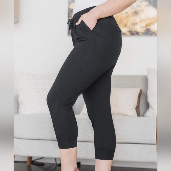 Jacqueline de Yong Black Capri Joggers large - Picture 2 of 9